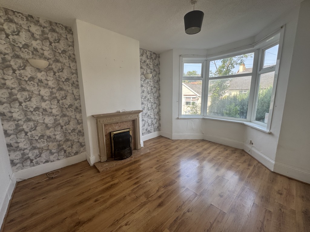Lot: 129 - MID-TERRACE HOUSE FOR IMPROVEMENT IN POPULAR LOCATION - Living room